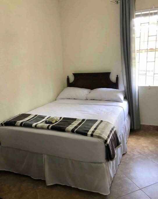 Kelly'S Studio Apartment - Rental Near Airport, Amenities And Bus Route サンフィリップ エクステリア 写真